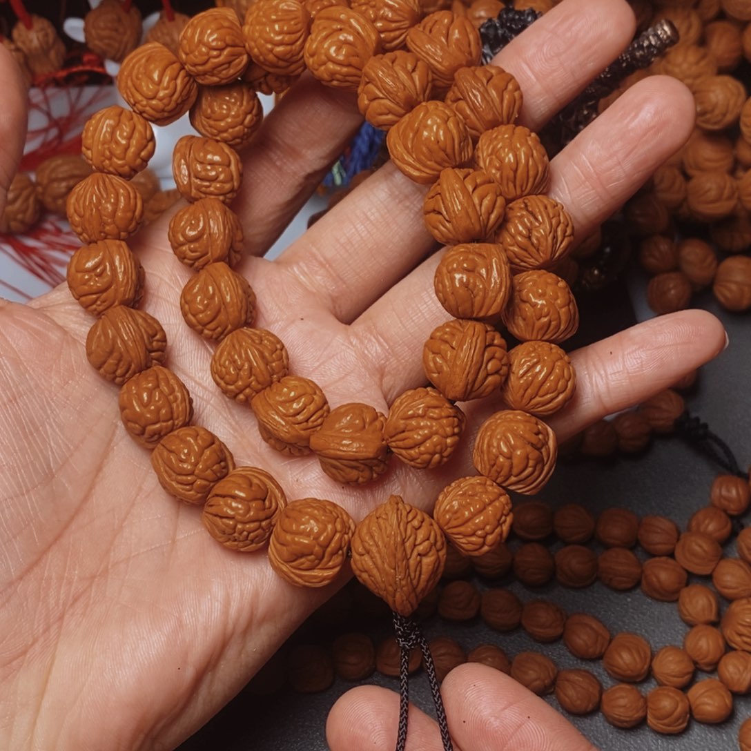 吊坠桃核桃枭手持1