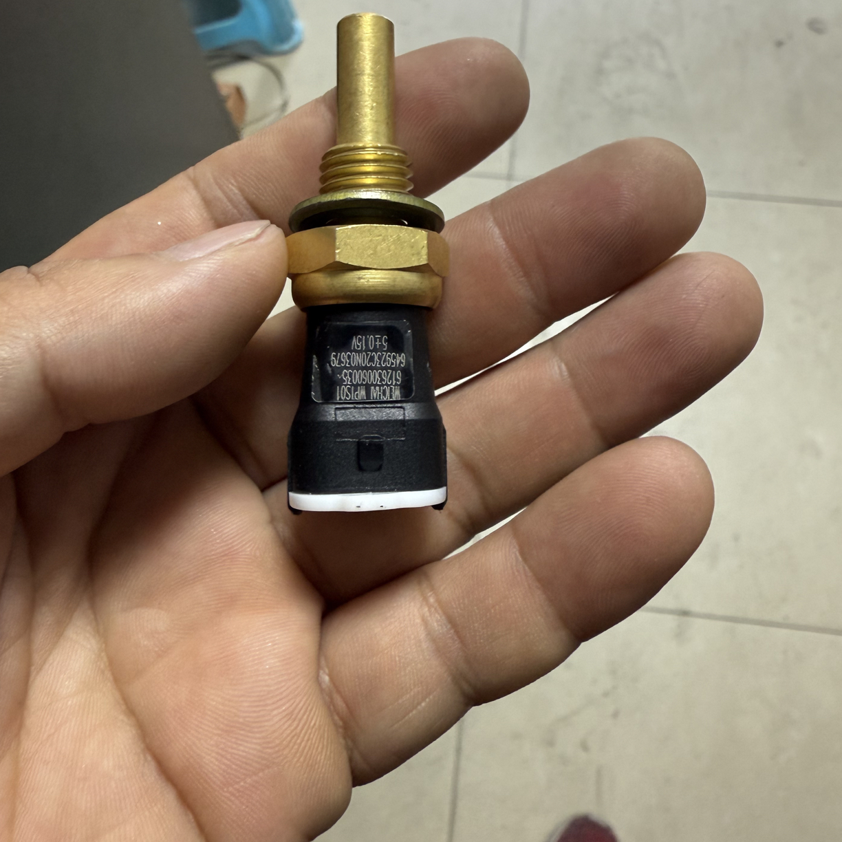红岩杰狮C9水温感应塞
