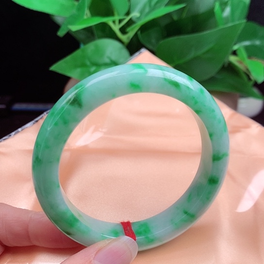 翡翠手镯未镶嵌       正圈57 白底青