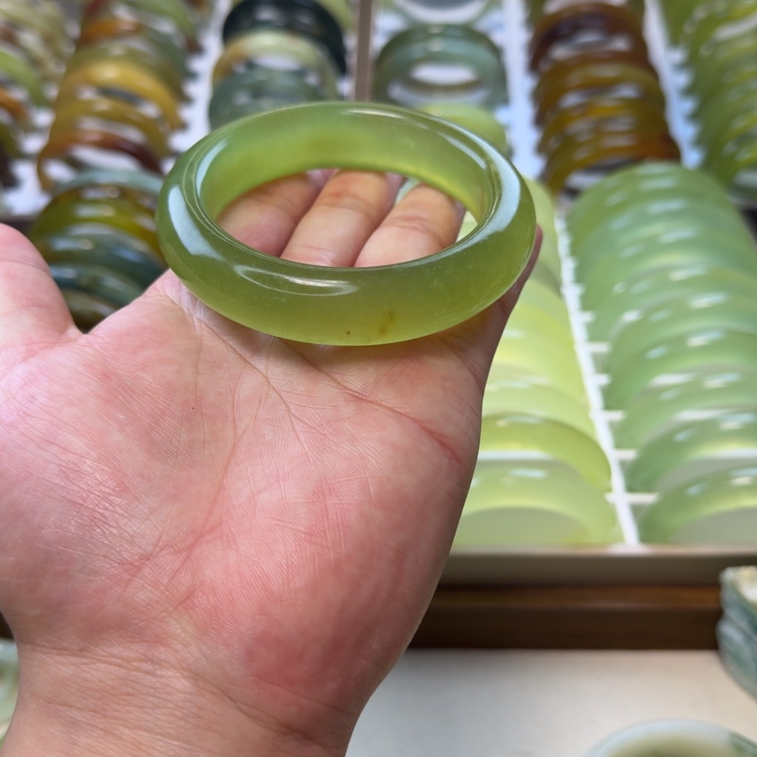 蛇纹石玉未镶嵌手镯