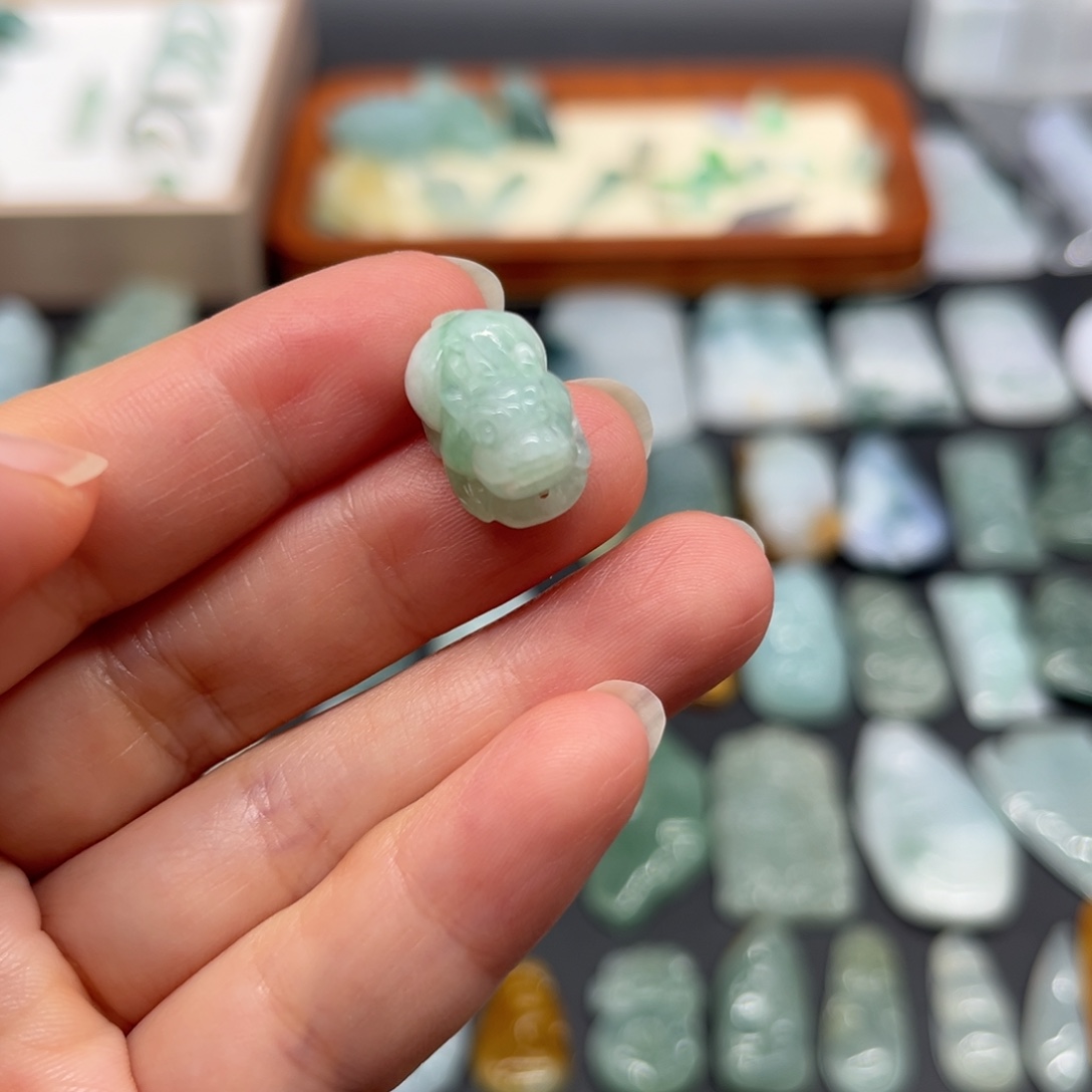 翡翠未镶嵌颈饰貔貅