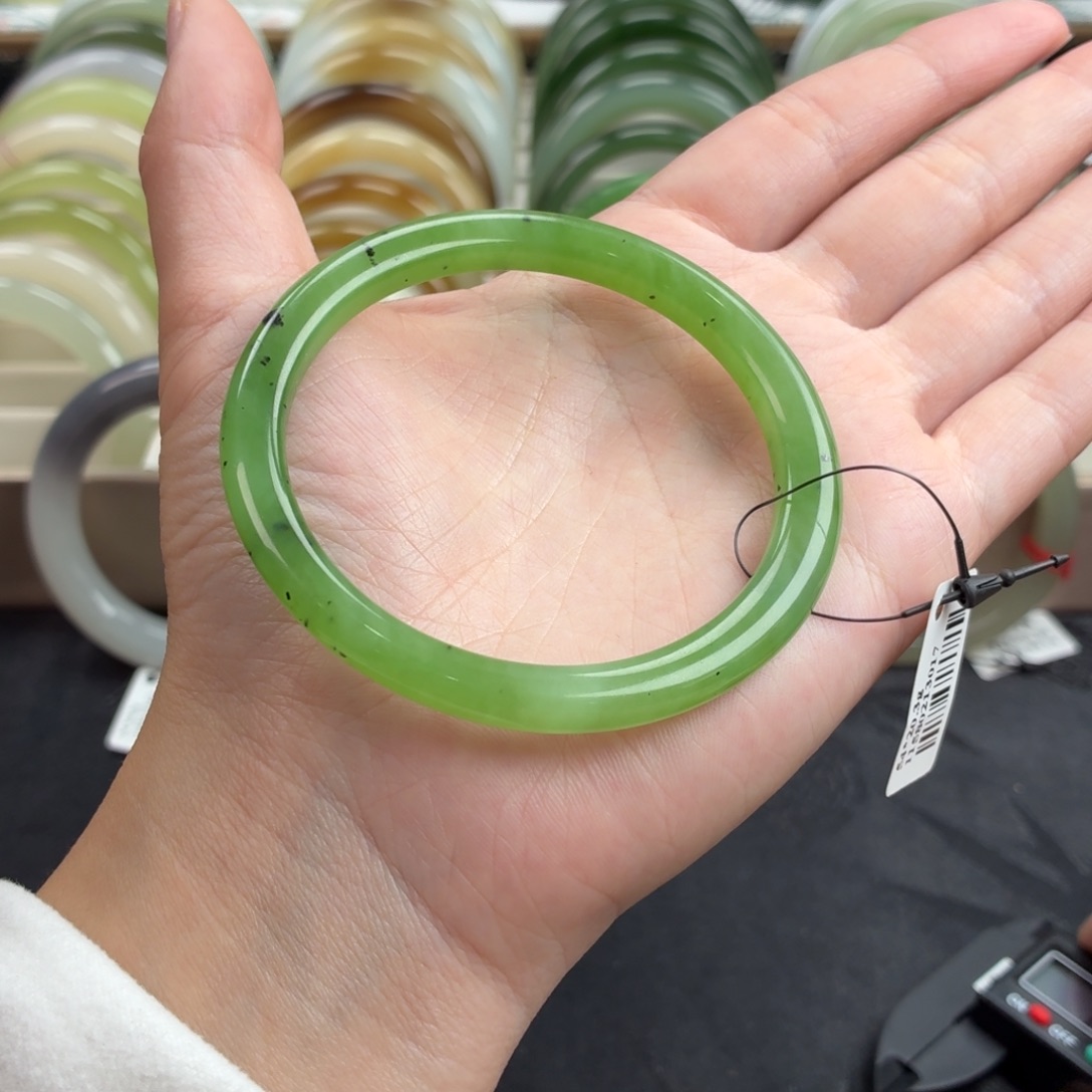 和田玉未镶嵌手镯-果绿猕猴桃窄条-包容糖21