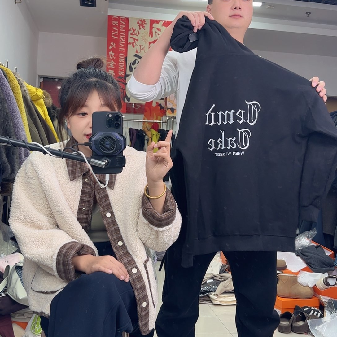 084黑色刺绣卫衣特价