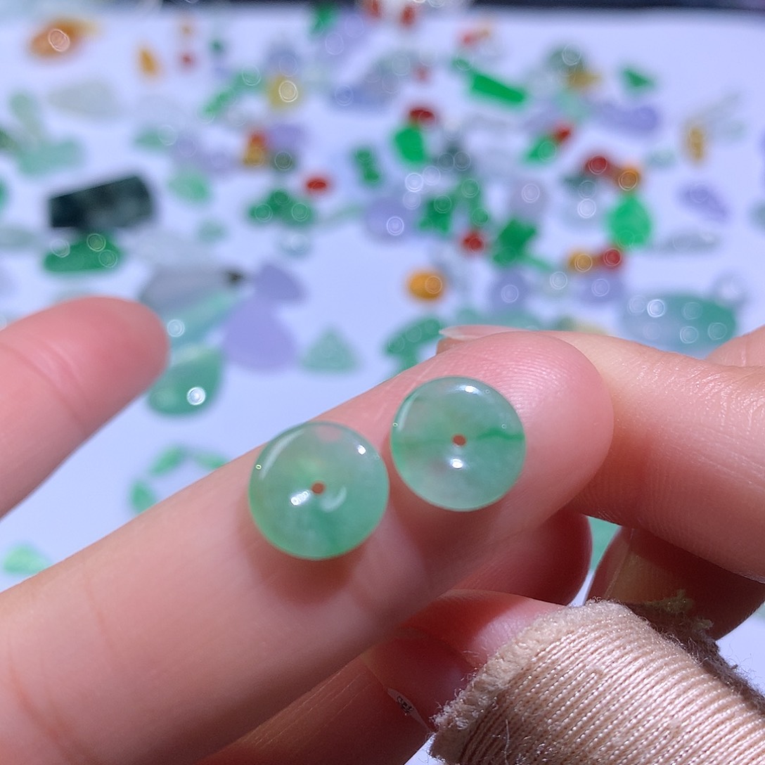 翡翠颈饰未镶嵌耳钉