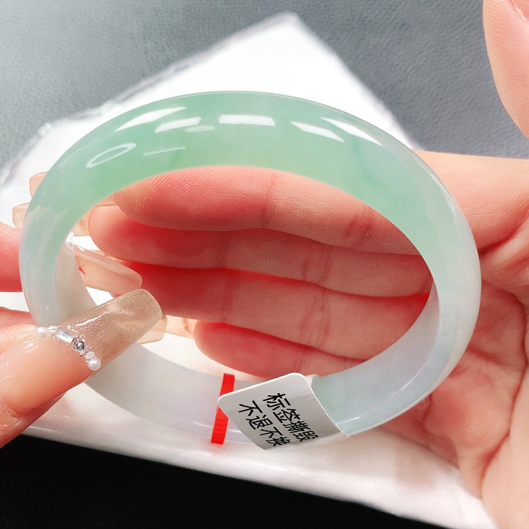 翡翠手镯未镶嵌59圈