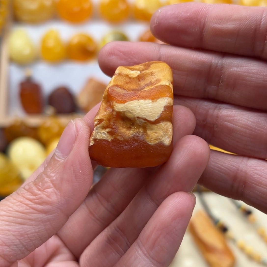 球***妈蜜蜡未镶嵌颈饰10克