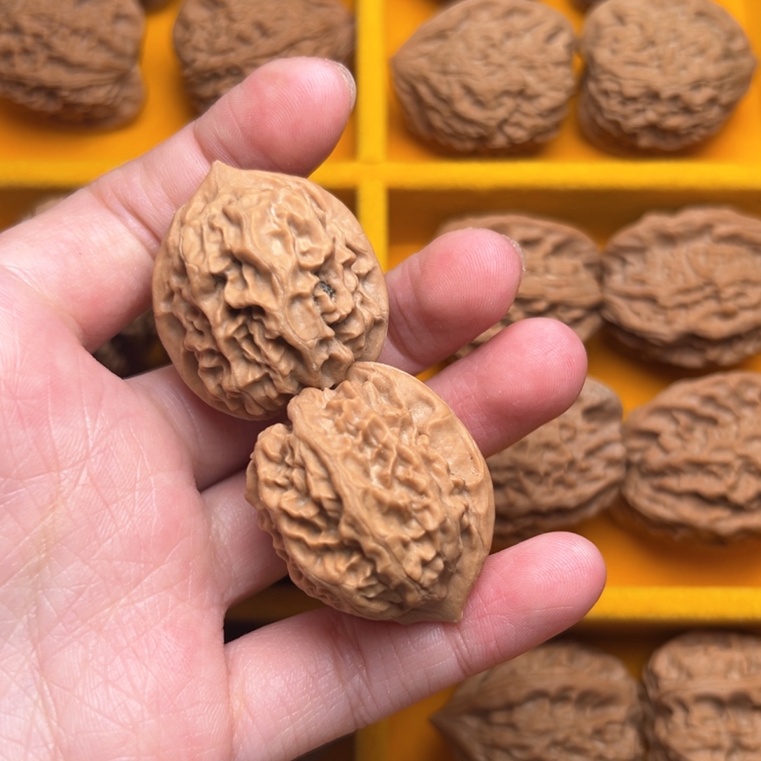 用***8文玩核桃把件文玩核桃70元一对，一共8对