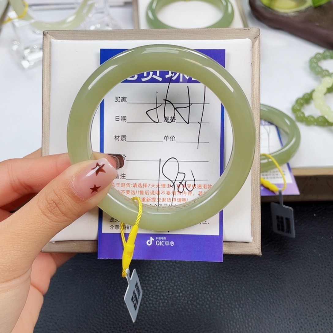 和田玉手镯未镶嵌