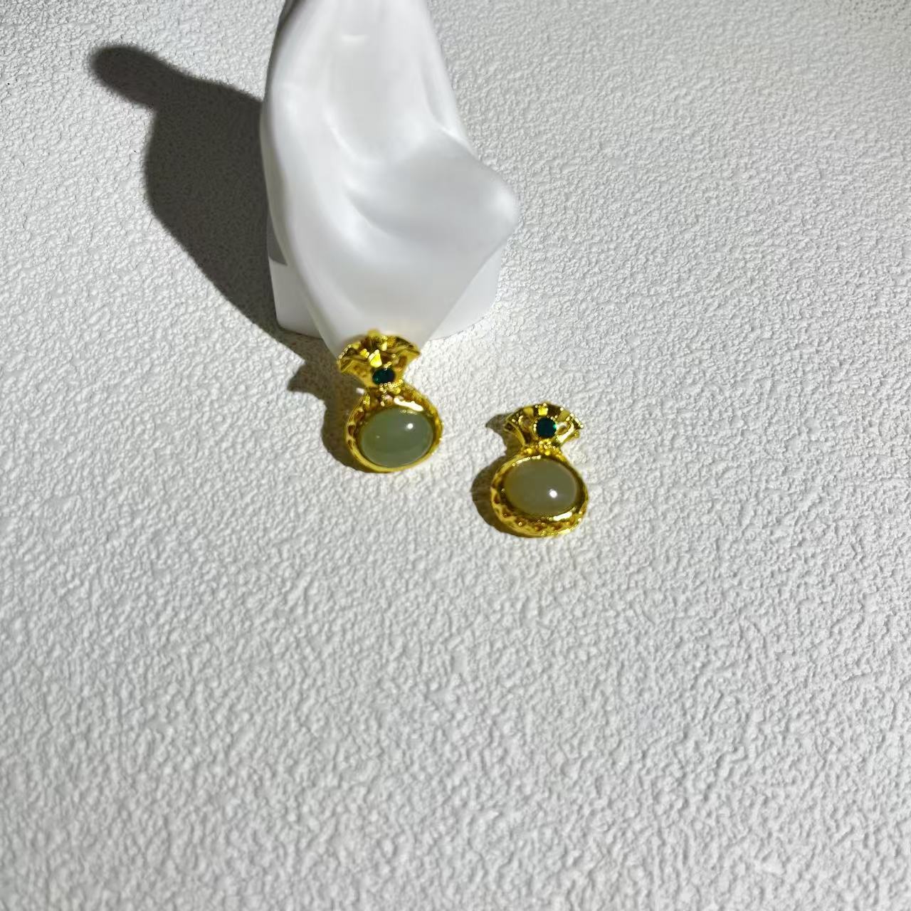 天然玉石镂空高冰和田玉小福袋吊坠多样性发货（拍一发一）H175