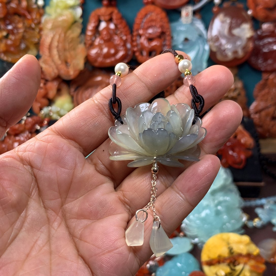 蛇纹石玉挂坠未镶嵌