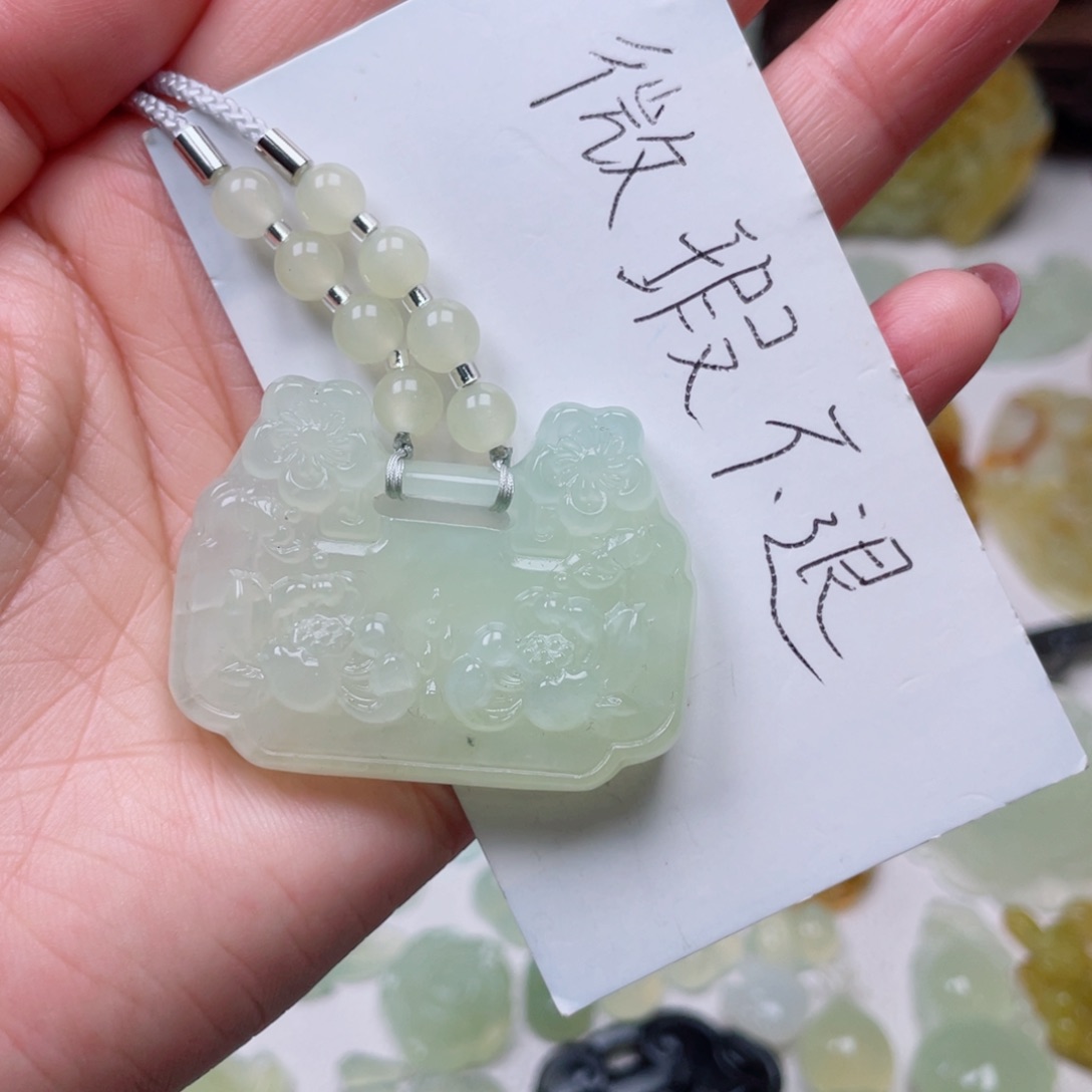 蛇纹石玉颈饰未镶嵌