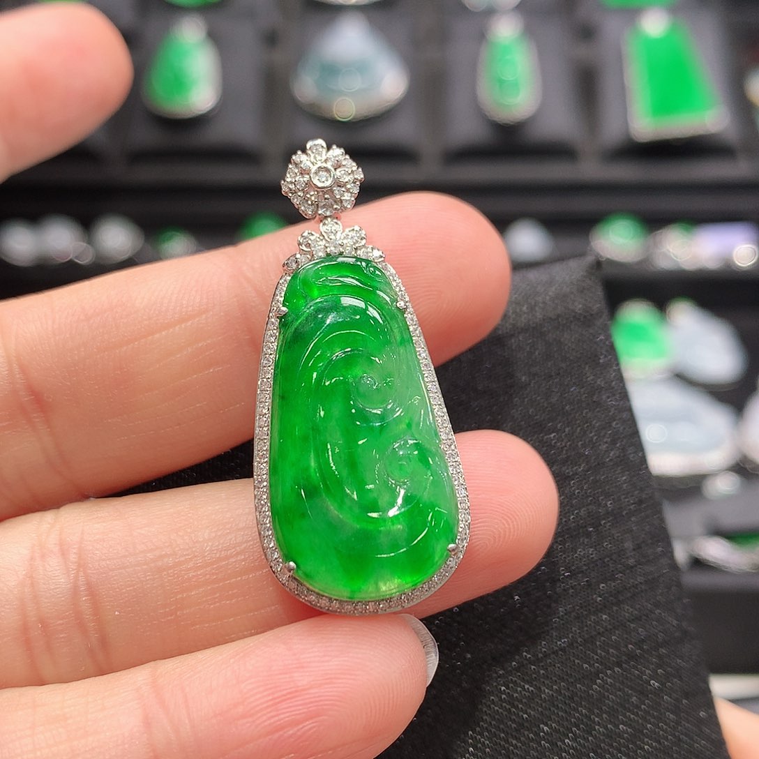 翡翠颈饰18K金镶嵌如意