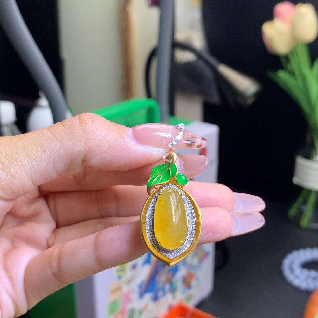 翡翠18K金镶嵌颈饰