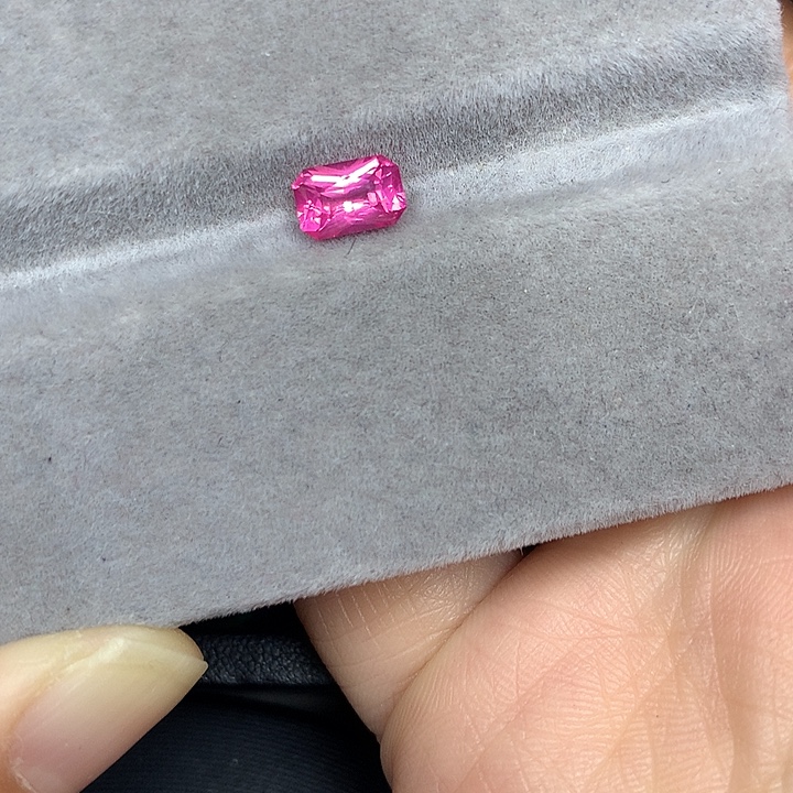 尖晶石裸石1.04ct莲花色