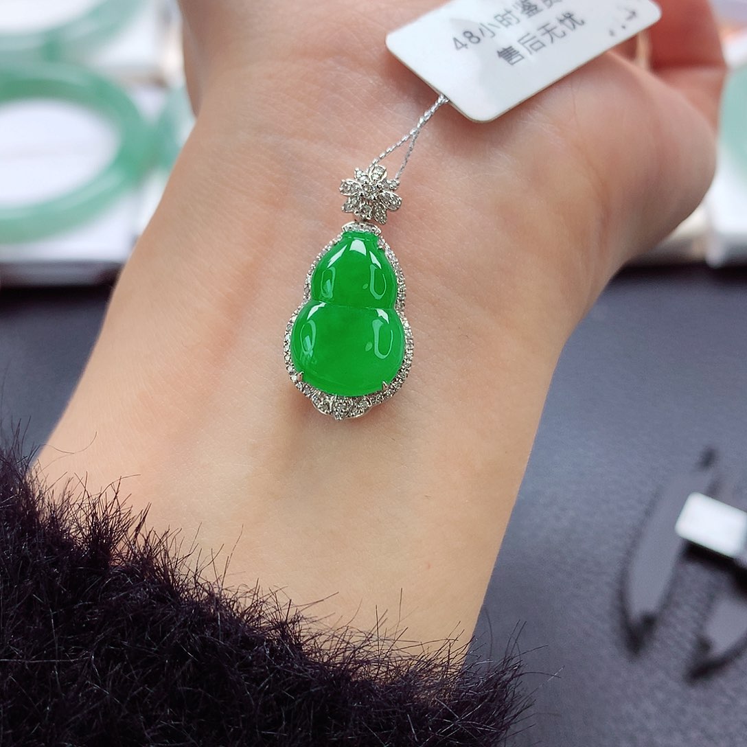翡翠吊坠(不含链)18K金镶嵌辣阳绿 小葫芦