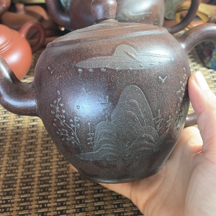 紫砂茶壶原矿泥料手工制作的紫砂壶。