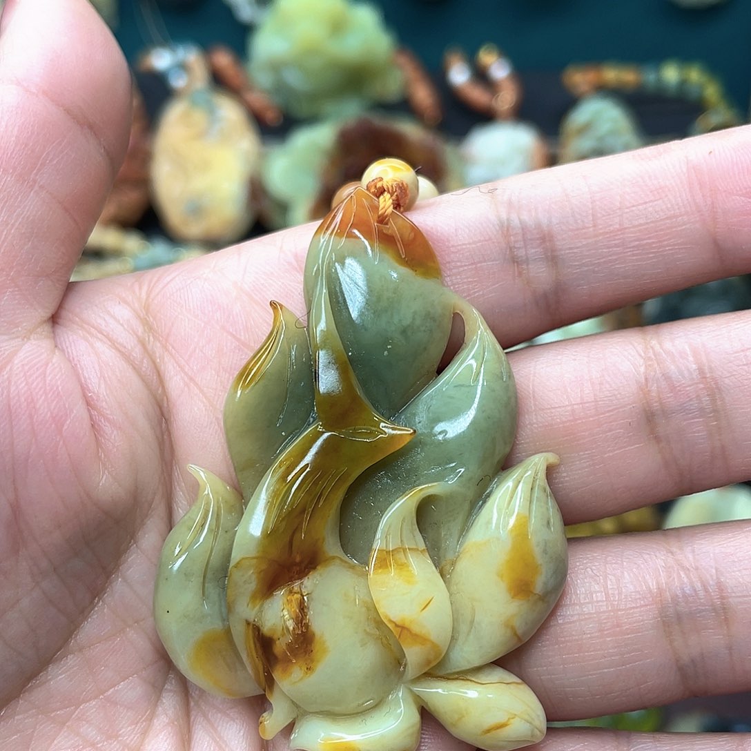 蛇纹石玉颈饰未镶嵌