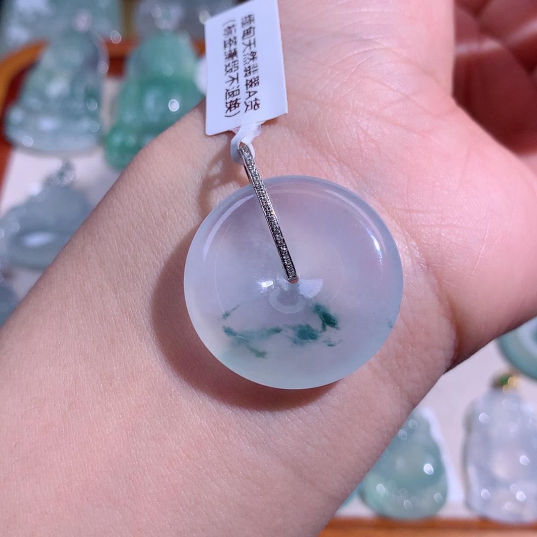 翡翠颈饰18K金镶嵌冰飘花扣