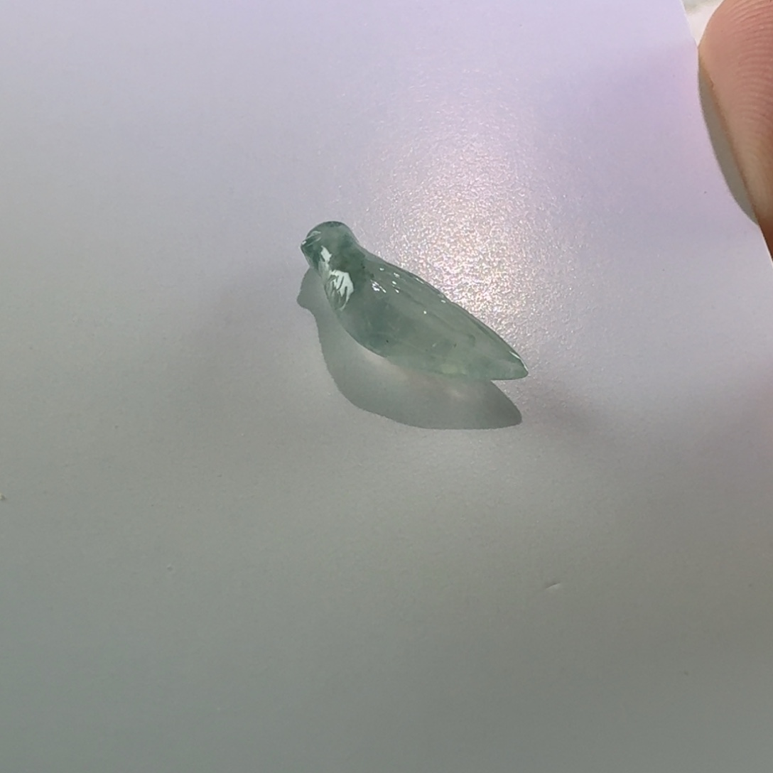 啧***啧翡翠未镶嵌颈饰鸽子