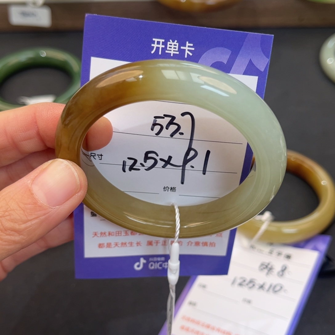 随***夜和田玉未镶嵌手镯