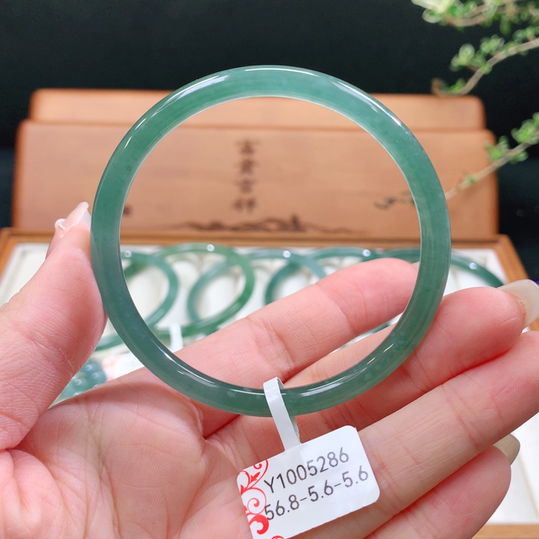 翡翠手镯未镶嵌天然