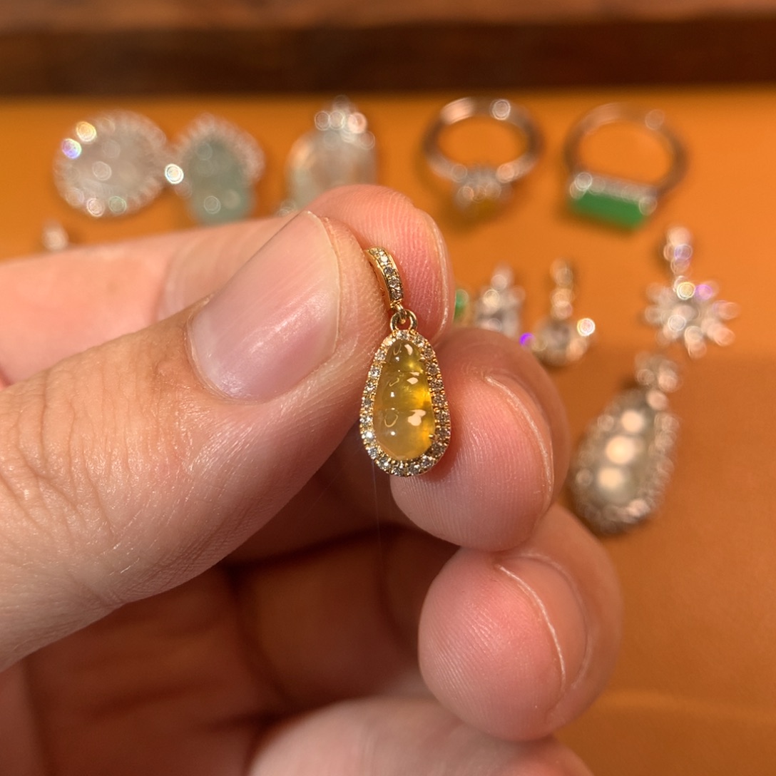 翡翠18K金镶嵌颈饰黄翡豆子