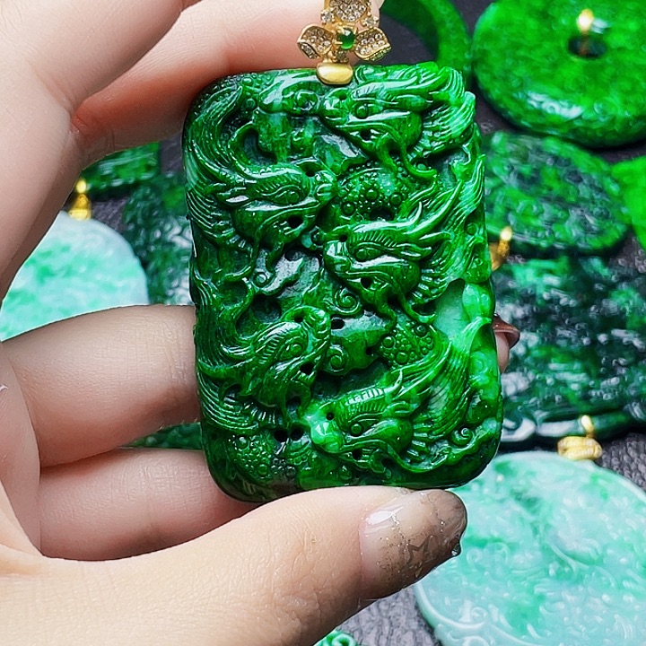 翡翠18K金镶嵌颈饰多样性