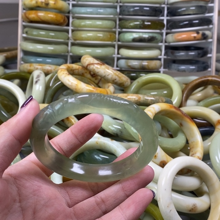 蛇纹石玉手镯未镶嵌