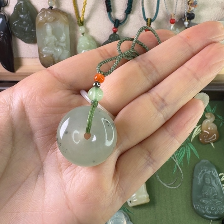 透闪石质玉未镶嵌颈饰