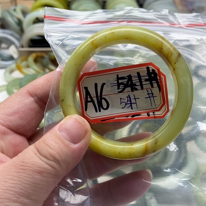 蛇纹石玉手镯未镶嵌