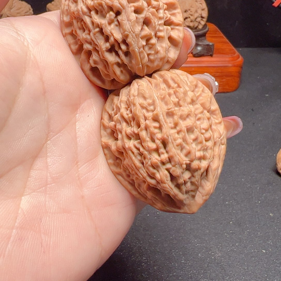 文玩核桃把件白****事鱼籽纹手把件