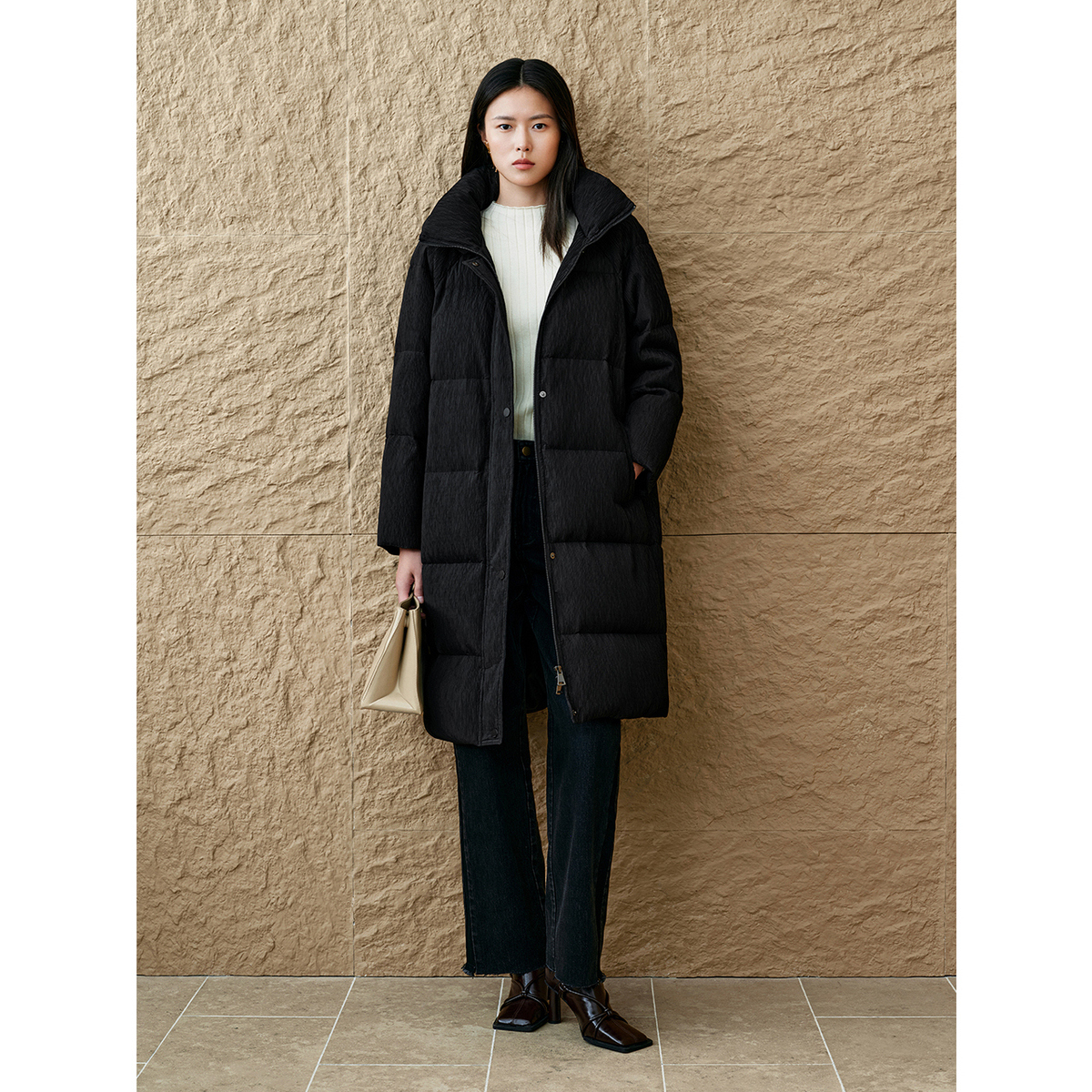 INSUN恩裳专选冬季水波纹肌理感连帽黑色羽绒服9C64508840