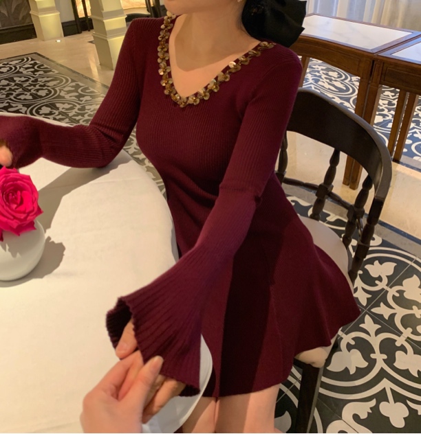 魅鹊 629 气质小众设计感钉珠V领修身显瘦短款针织连衣裙