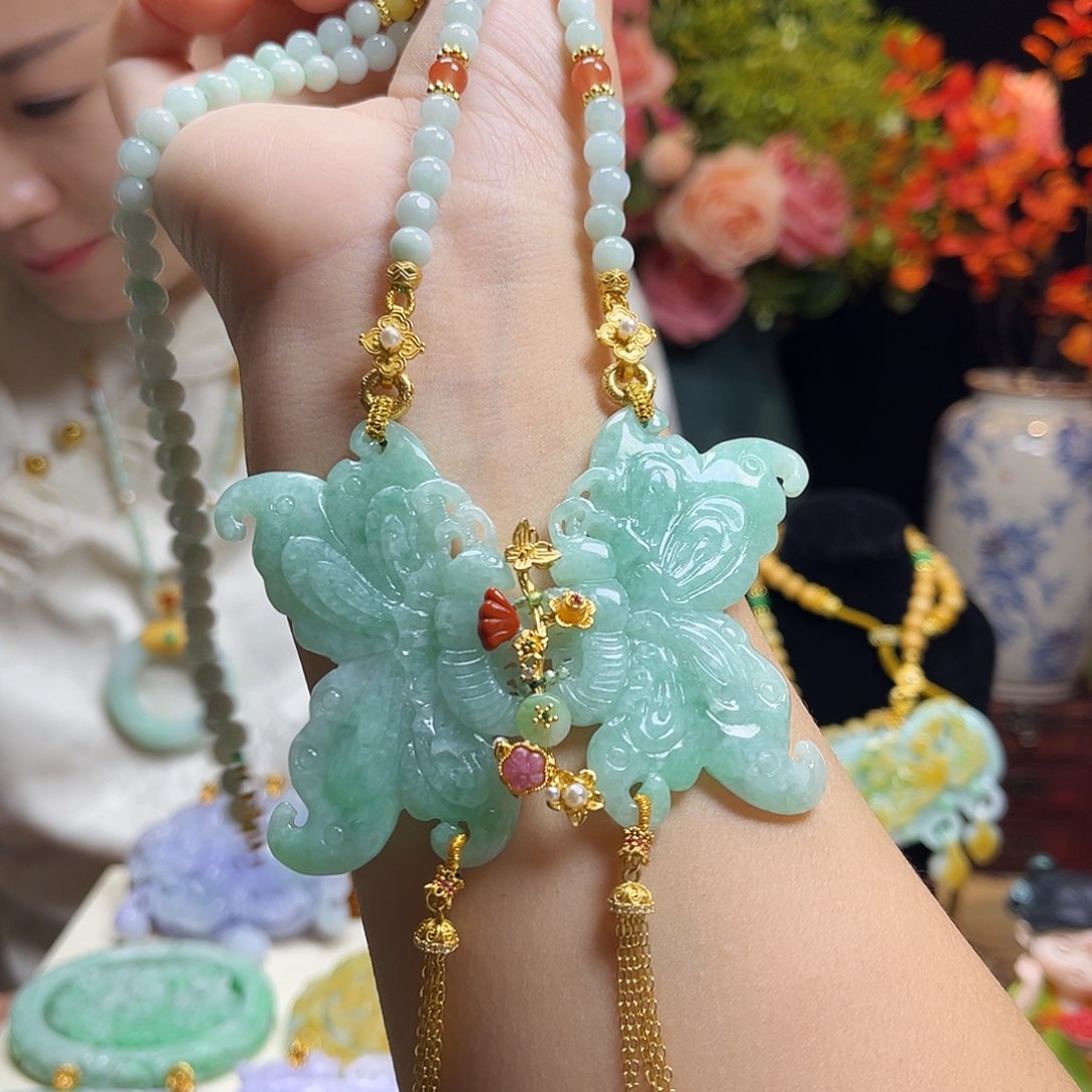 翡翠颈饰未镶嵌冰绿蝴蝶