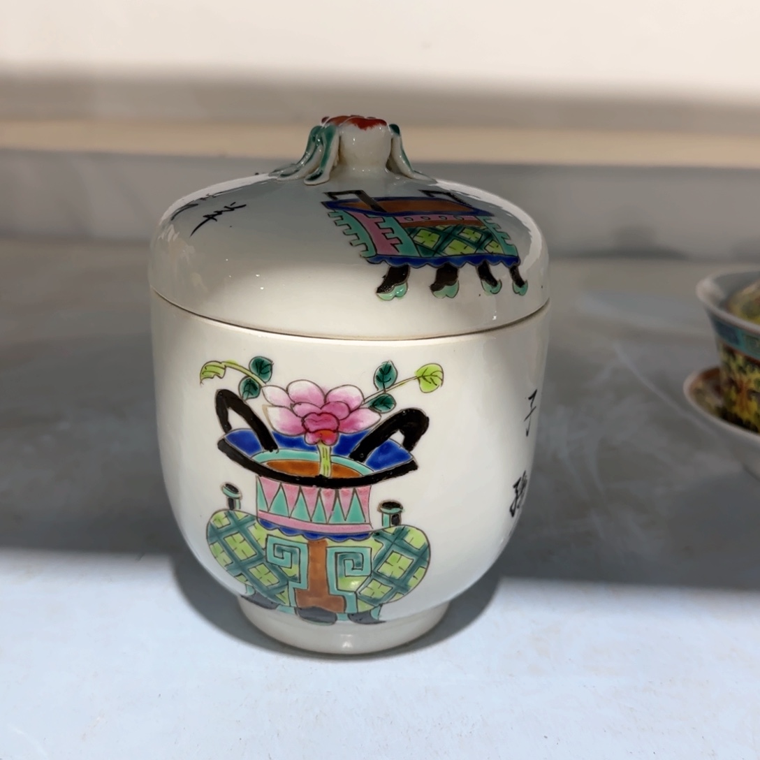 瓷片瓷器是在清华中发现一处珍贵瓷器