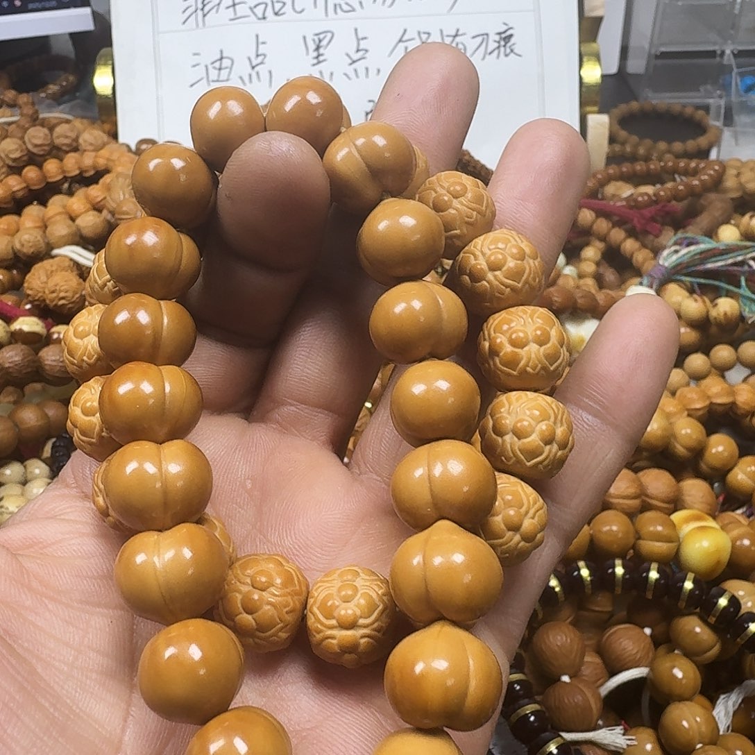 唐***柒吊坠猴头核桃微瑕手串两条