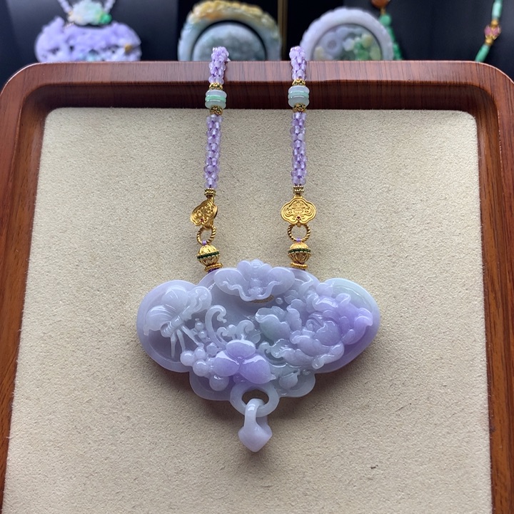 翡翠颈饰未镶嵌紫翡如意花牌