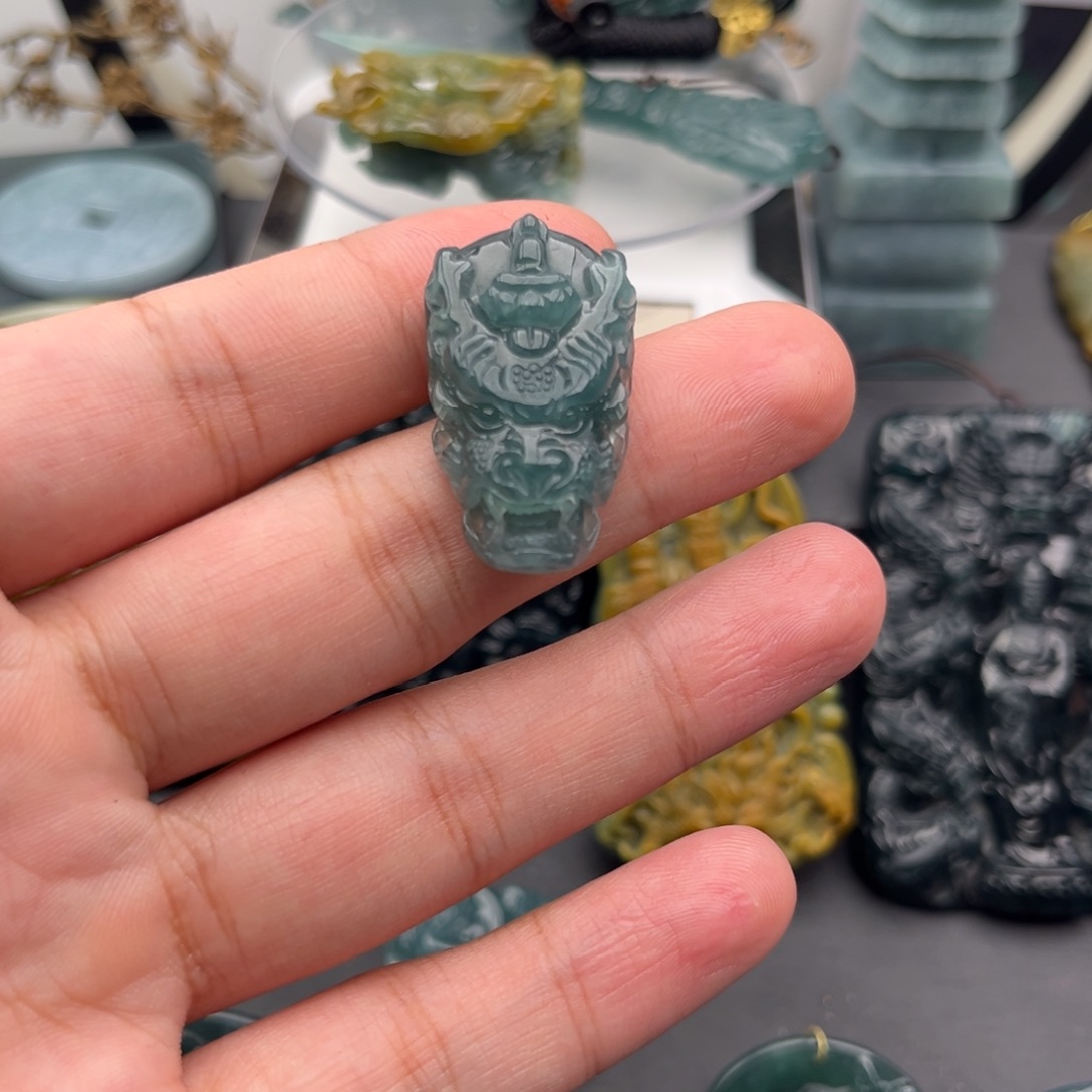 翡翠未镶嵌颈饰龙头
