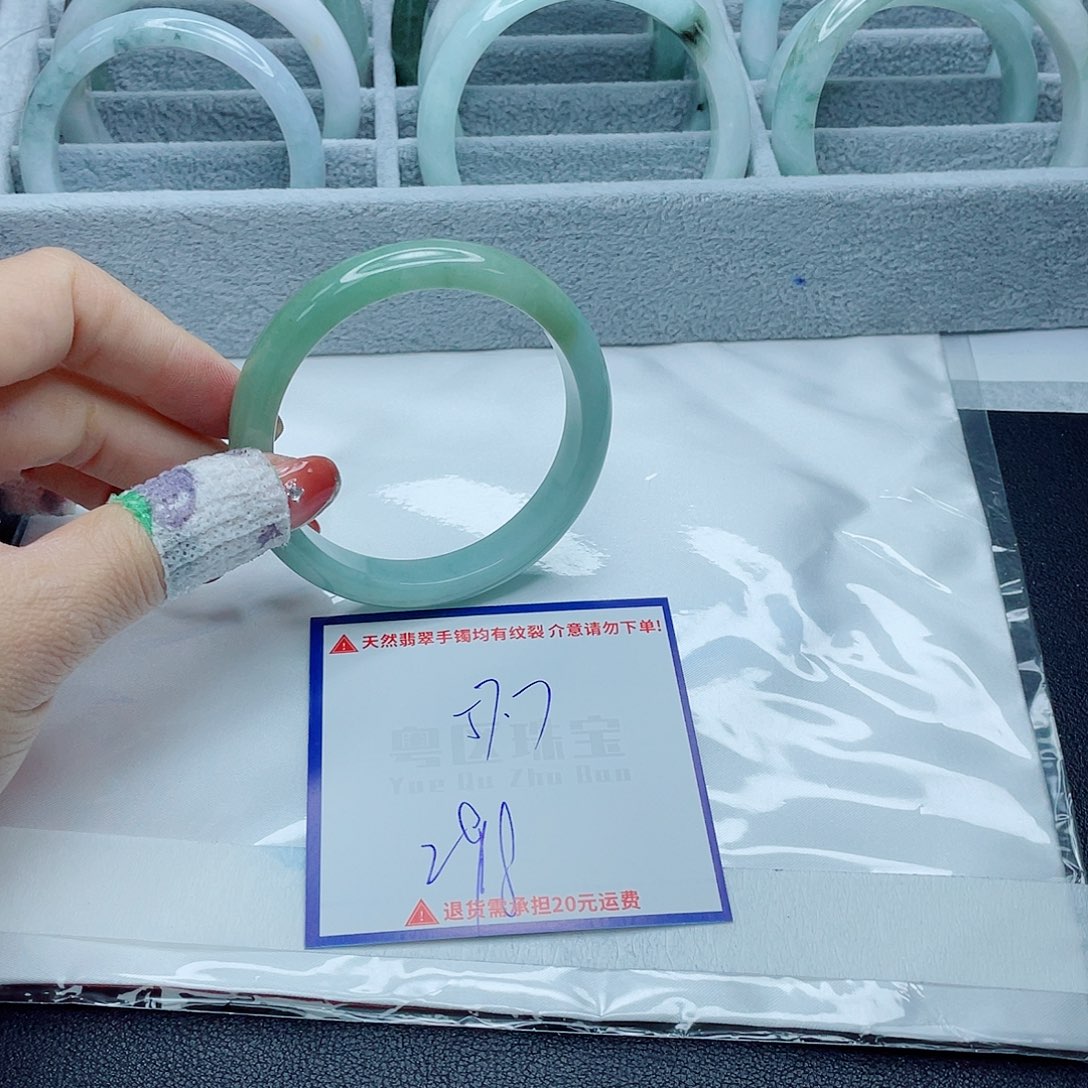 翡翠手镯未镶嵌翡翠