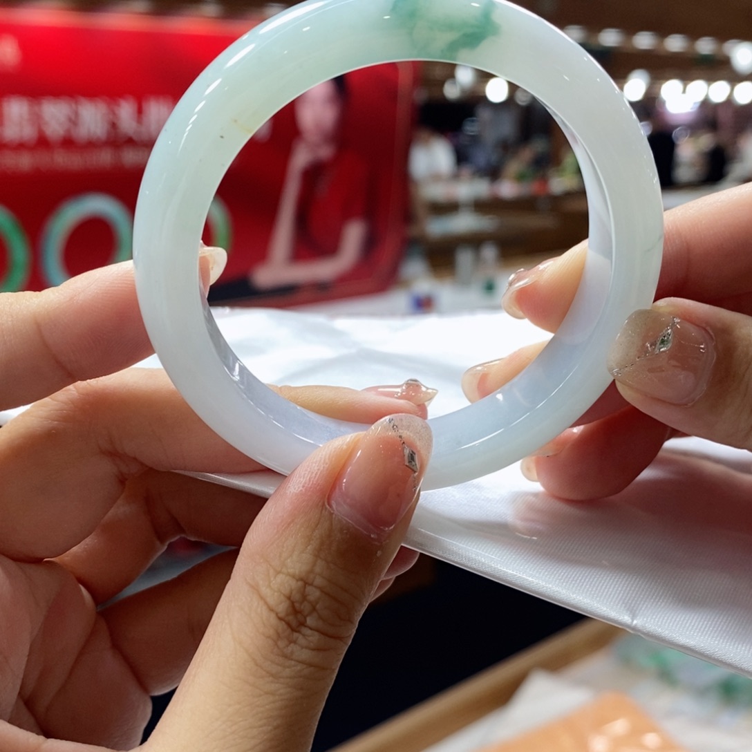 翡翠手镯未镶嵌翡翠