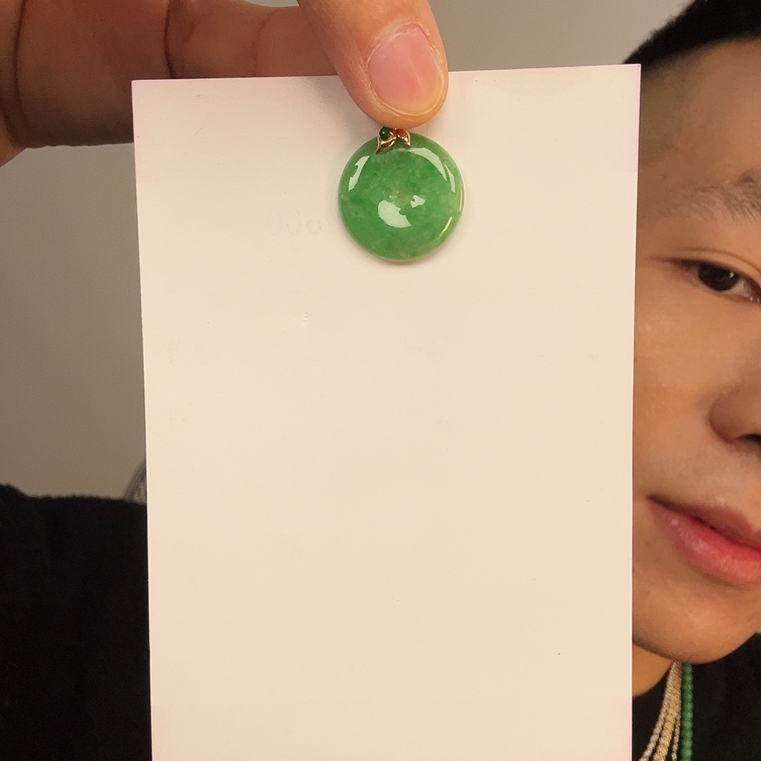 翡翠未镶嵌颈饰一件