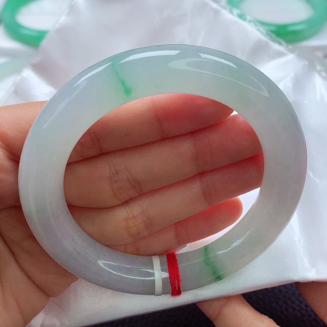 翡翠手镯未镶嵌56.8 飘绿