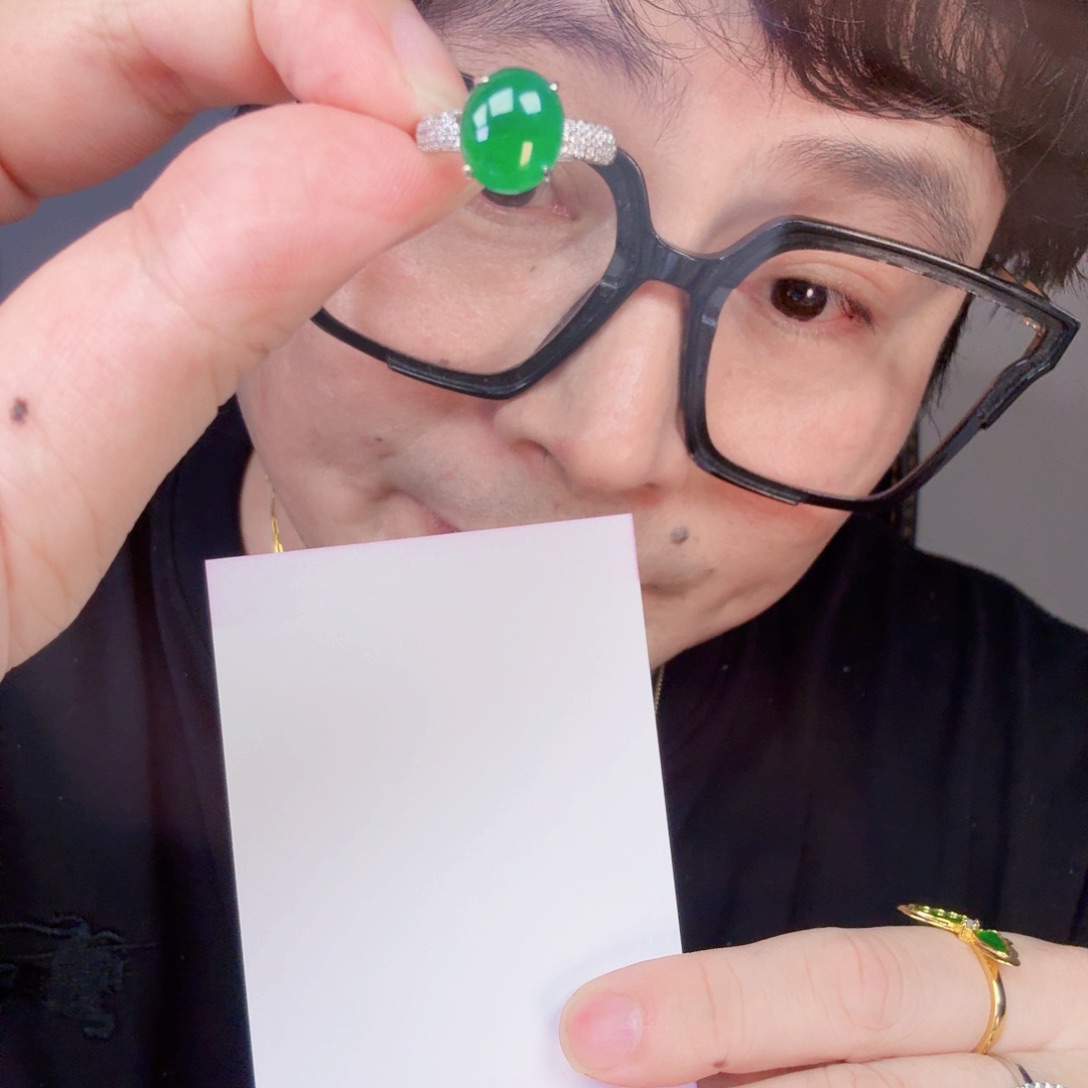 翡翠未镶嵌颈饰一件