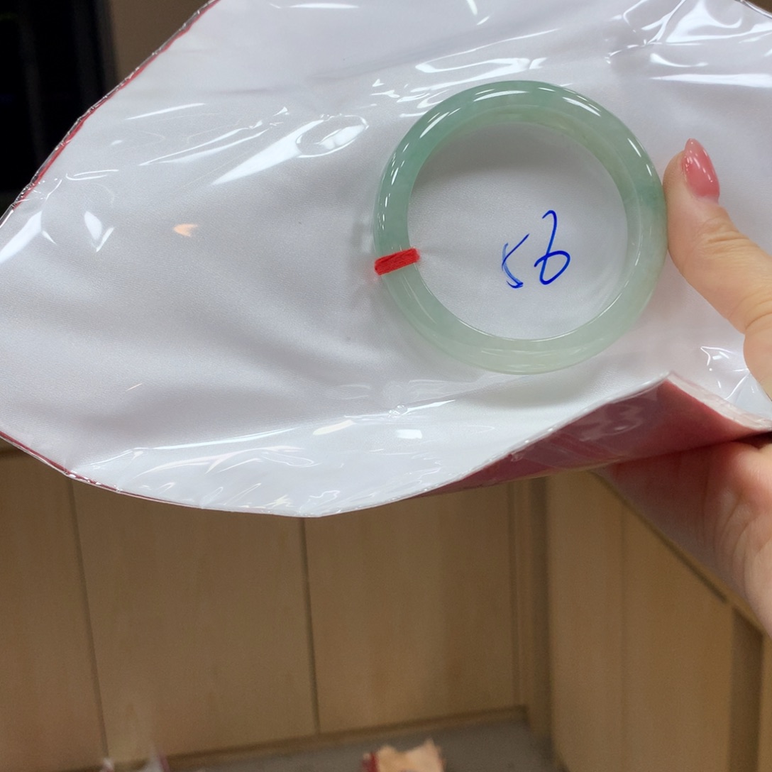 翡翠手镯未镶嵌不退不换