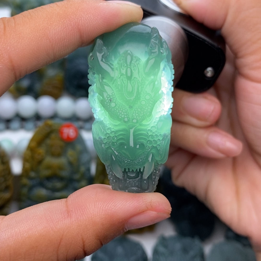 翡翠未镶嵌颈饰龙头】