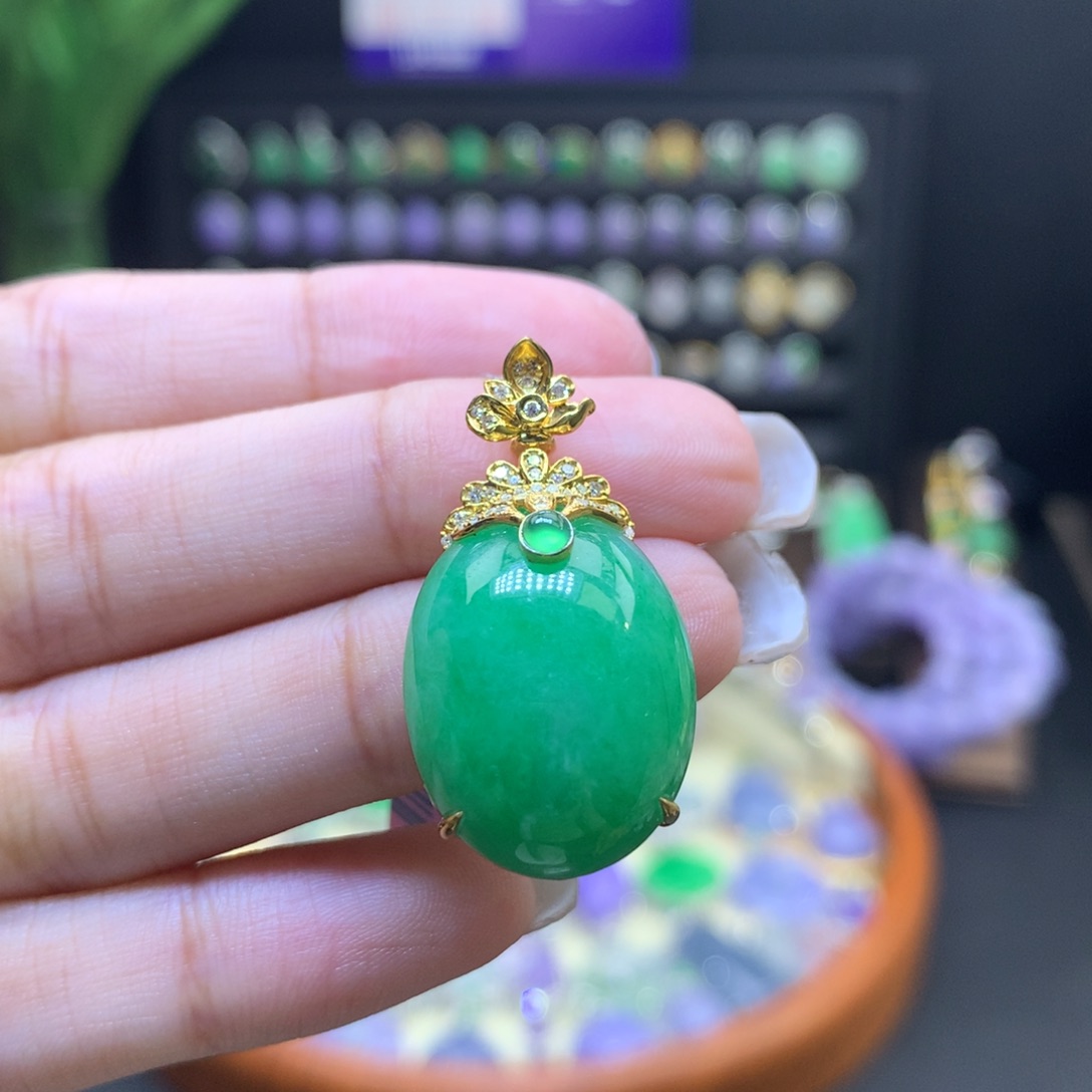 颈饰18K金镶嵌翡翠