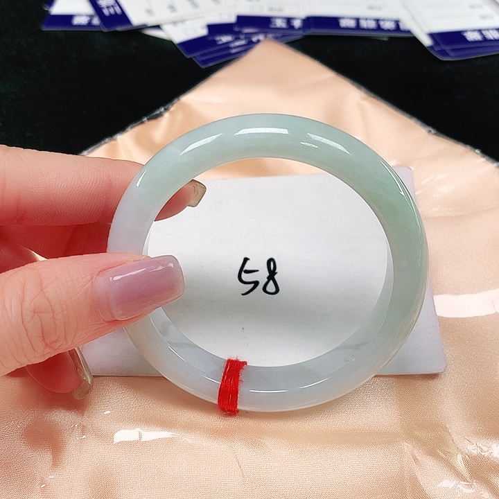 翡翠手镯未镶嵌翡翠手镯未镶嵌