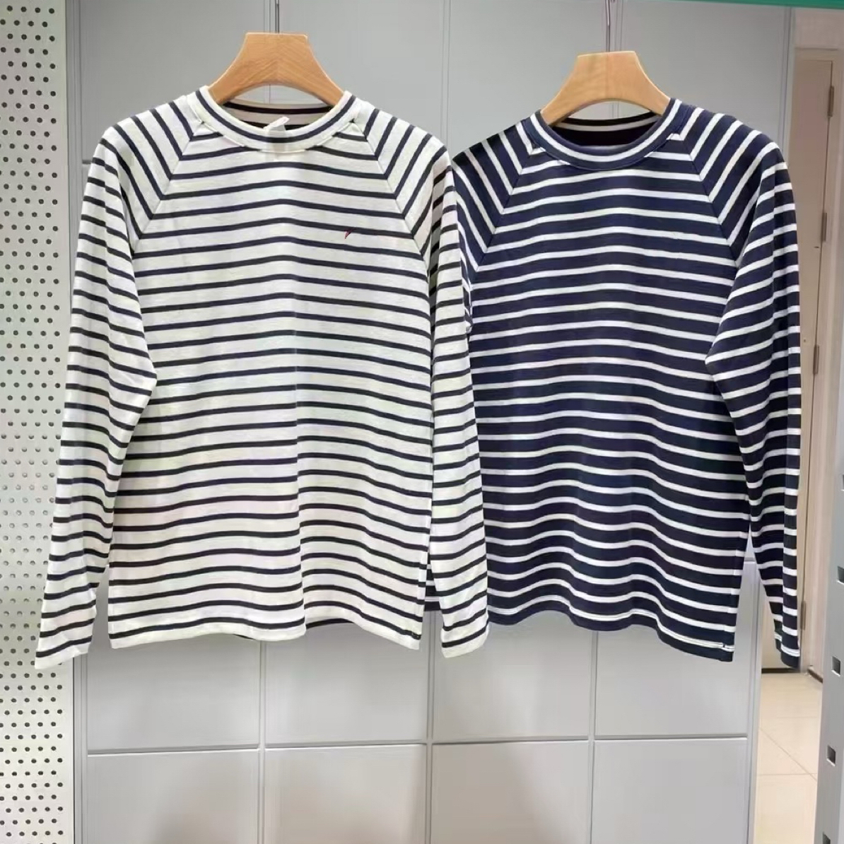 “素素对称美”磨毛条纹斜插肩长袖显瘦T