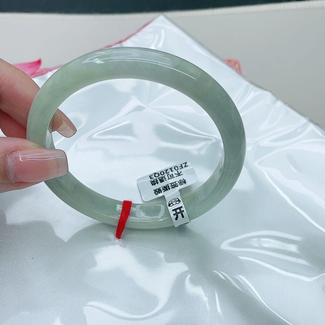 翡翠手镯未镶嵌正61.5