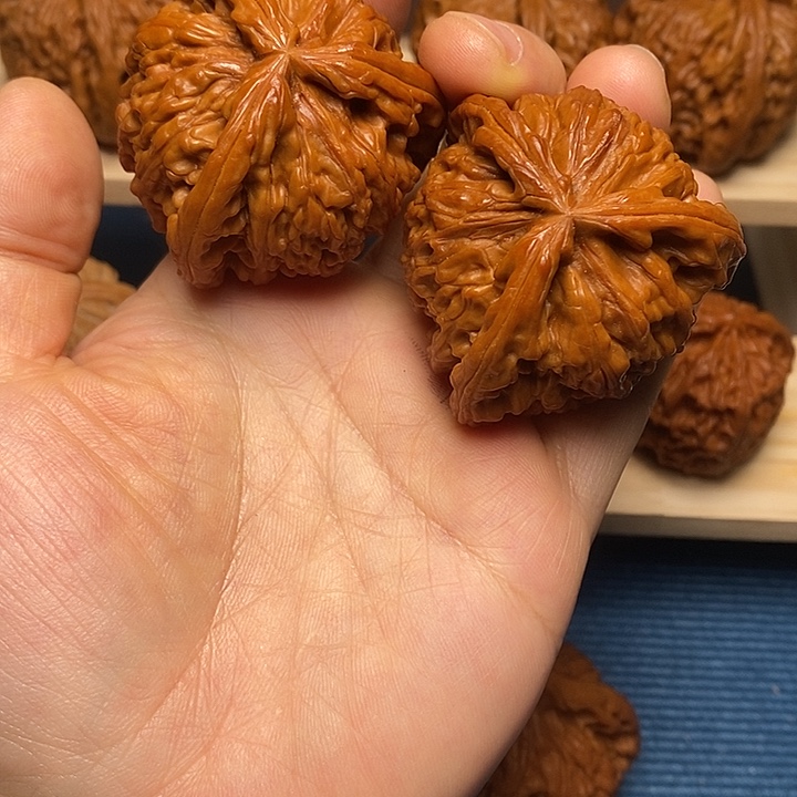 你***，文玩核桃吊坠文玩核桃白狮子三棱工艺